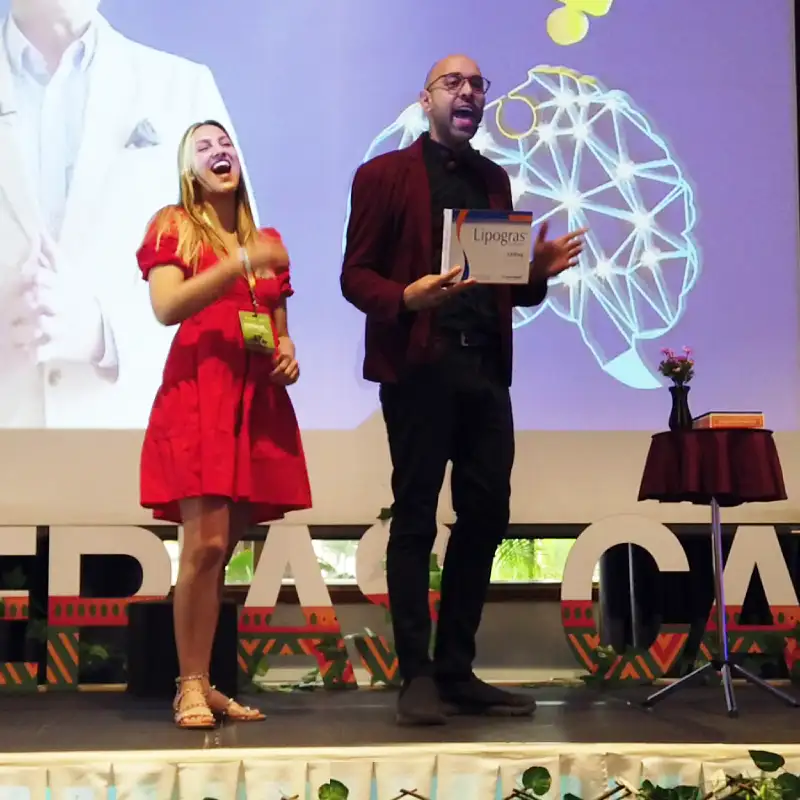 Participante viviendo una experiencia de aprendizaje emocional y disruptiva en una convención empresarial en Bogotá.