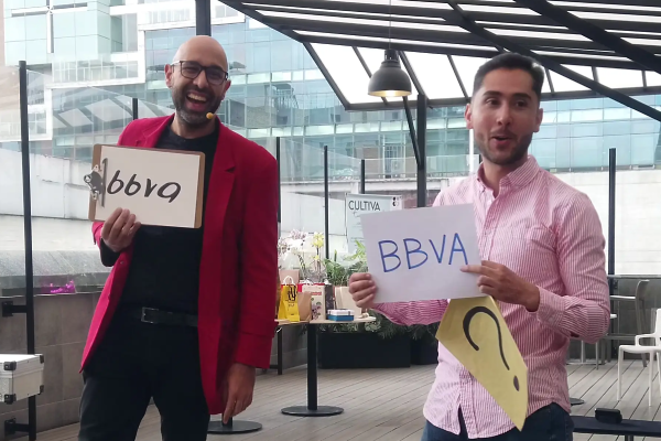 Actividad participativa en taller corporativo con ejecutivos y mensaje de marca.